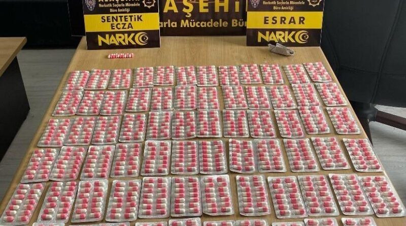 Alaşehir'de 1500 Sentetik Ecza Hapı ve Esrar Ele Geçirildi 1