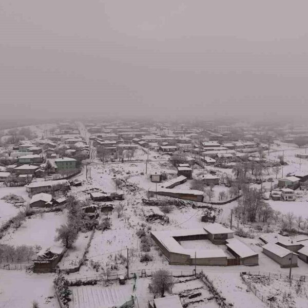 Alp Ceylan'ın dron ile çektiği karlı dağ manzarası-2