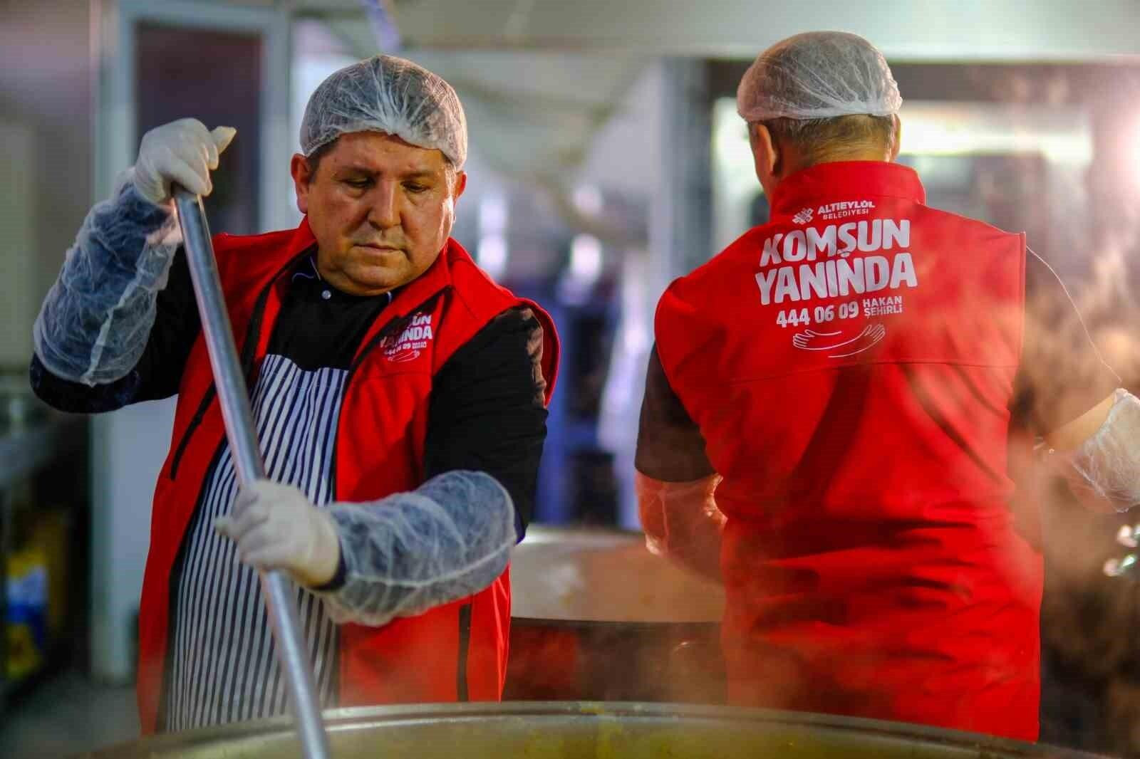 Altıeylül Belediyesi 1350 Aileye Ramazan Yardımı Yapıyor