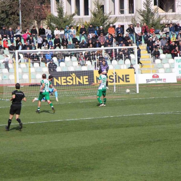 Amasyaspor ve Etimesgut SK futbolcuları maç sırasında.-1