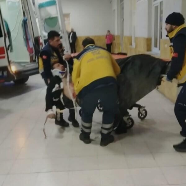 Ambulansla hastaneye taşınan bir yaralının sedyeden düşmesi.