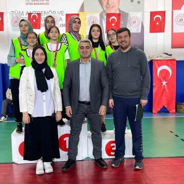 Anne ve kız voleybol turnuvası-1