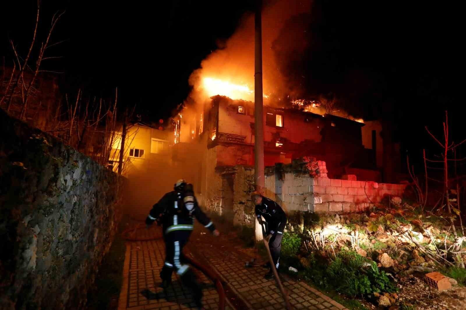 Antalya’da 150 Yıllık Tarihi Yapı Yangına Kurban Gidi