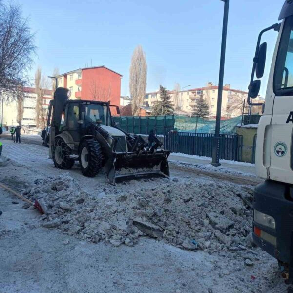 Ardahan Belediyesi ekiplerinin buz temizliği çalışmaları-1