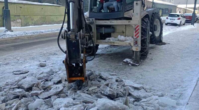 Ardahan Belediyesi, Sert Kış Havasında Kaldırım ve Cadde Buzlanma Sorunu ile Mücadele Ediyor 1