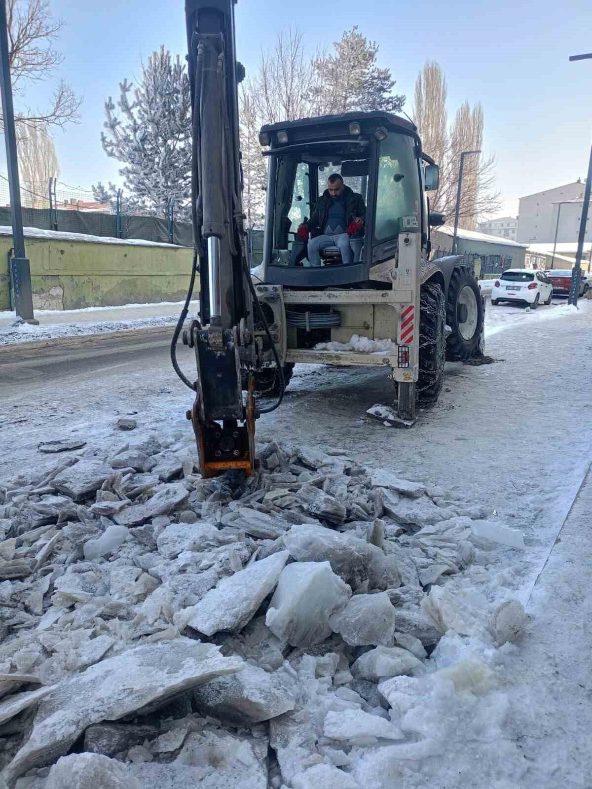 Ardahan Belediyesi, Sert Kış Havasında Kaldırım ve Cadde Buzlanma Sorunu ile Mücadele Ediyor