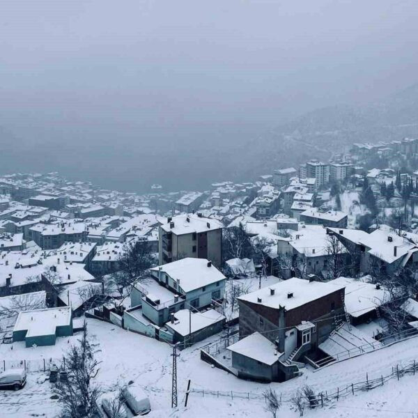 Artvin'de kar yağışı nedeniyle okul çocukları evde