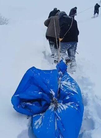 Artvin'de Kardan Kapalı Yollarda Cenaze İple Çekildi 1