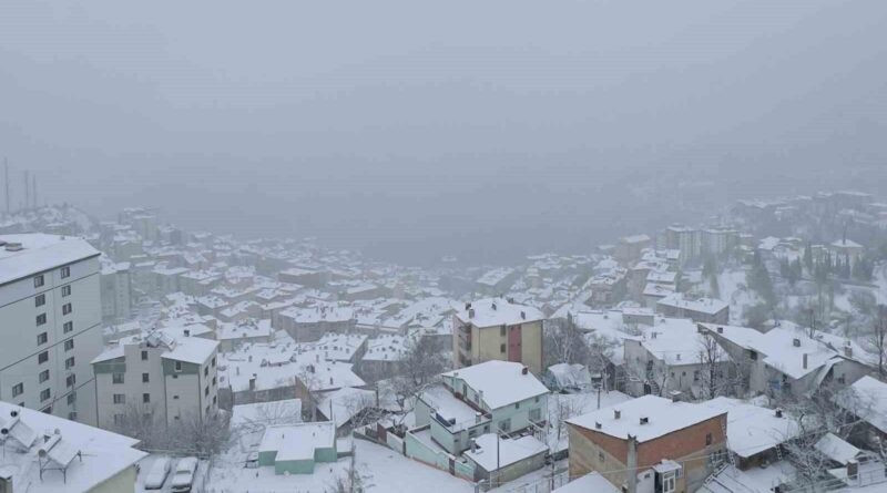 Artvin'de Yoğun Kar Yağışı Nedeniyle Eğitim-Öğretim Bir Günlüğüne Durduruldu 1