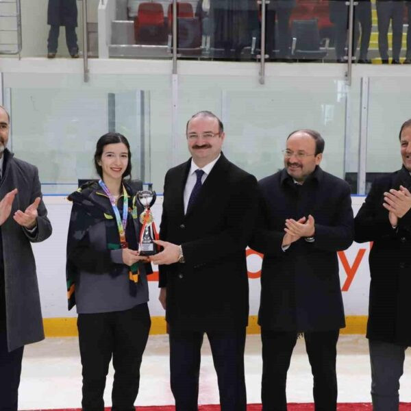 Atatürk Üniversitesi öğrencileri buz hokeyi müsabakalarında.-1