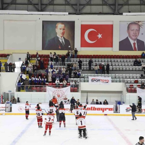 Atatürk Üniversitesi öğrencileri buz hokeyi müsabakalarında.-11