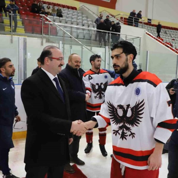 Atatürk Üniversitesi öğrencileri buz hokeyi müsabakalarında.-3