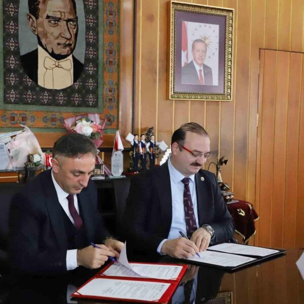 Atatürk Üniversitesi Rektörü Prof. Dr. Ahmet Hacımüftüoğlu ve İŞKUR Erzurum İl Müdürü Abdulkadir Mutlu imza töreninde-1