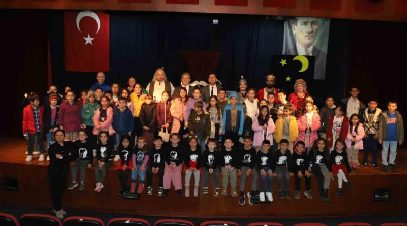 Aydın Büyükşehir Belediye Başkanı Özlem Çerçioğlu'nun Nazilli'deki Çocuklar İçin Özel Tiyatro Oyunu 1