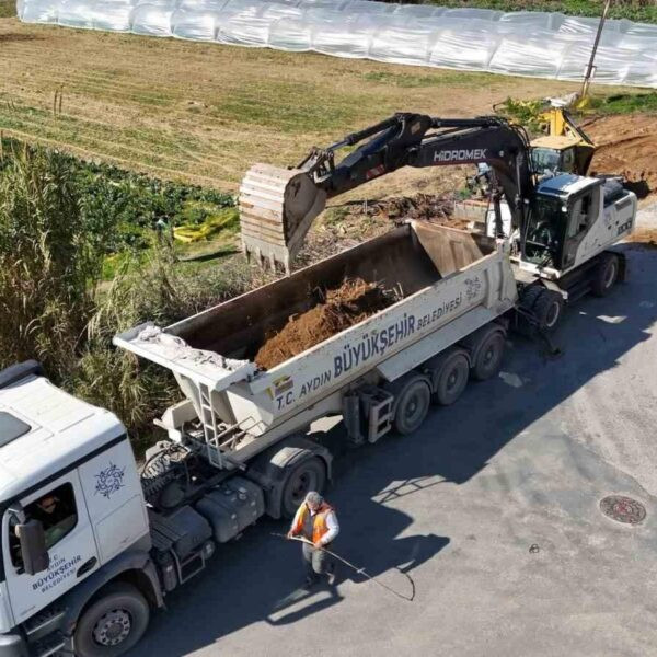 Aydın Büyükşehir Belediyesi ekipleri asfalt serimi yapıyor-2