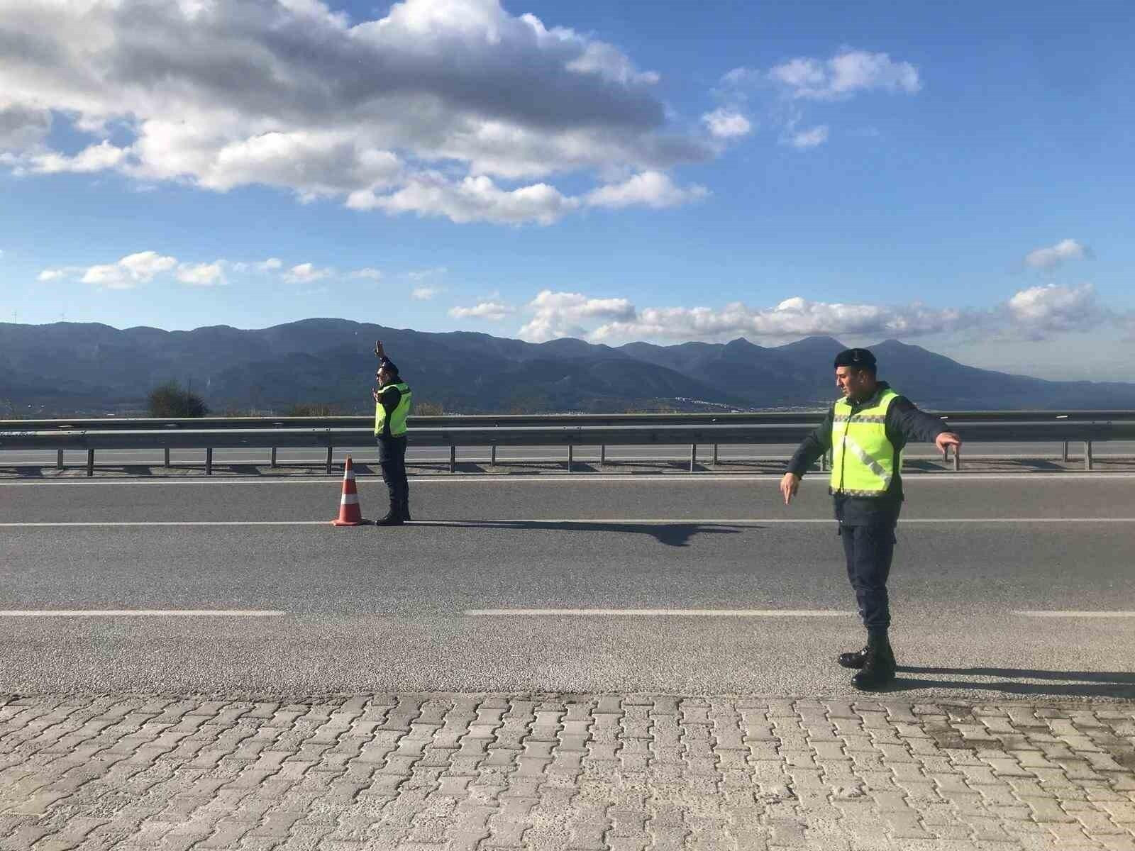 Aydın Kuşadası’nda Jandarma ve Tarım Müdürlüğü Ekipleri Hayvan Hastalıkları Önlenmesi İçin Yol Kontrolü Yaptı