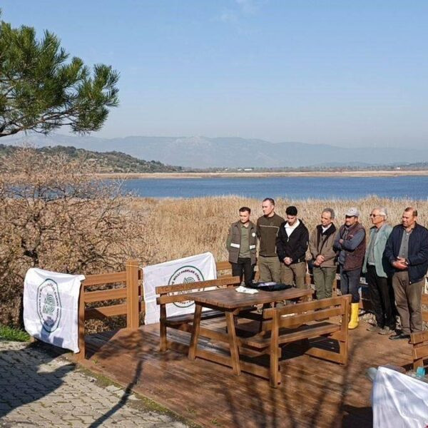 Azap Gölü'nde düzenlenen farkındalık etkinliğinde katılımcılar sulak alanların önemine dikkat çektiler.-4