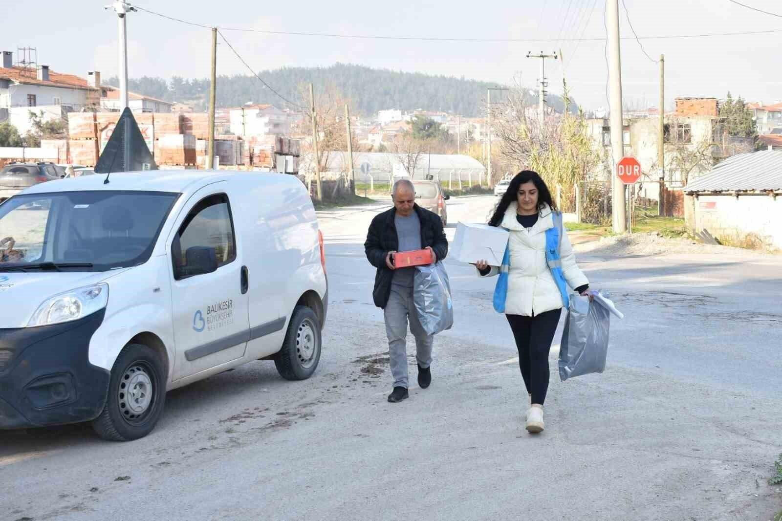 Balıkesir Büyükşehir Belediyesi, Dar Gelirli Ailelerin Çocuklarına Mont ve Bot Desteği Sağladı