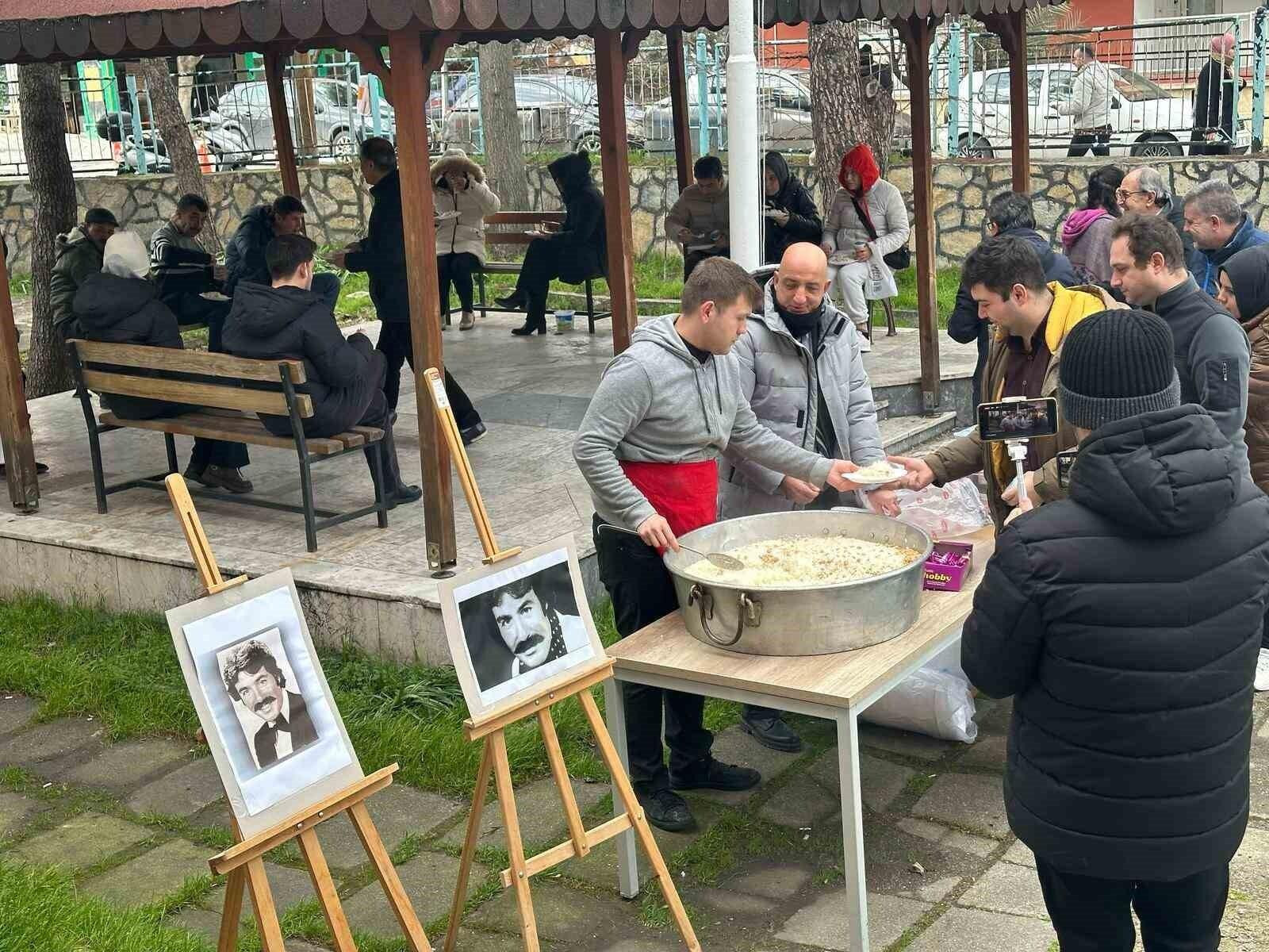 Balıkesir’de Ferdi Tayfur Hayranları 40. Gününde Pilav-Ayran Hayrı Yaptı