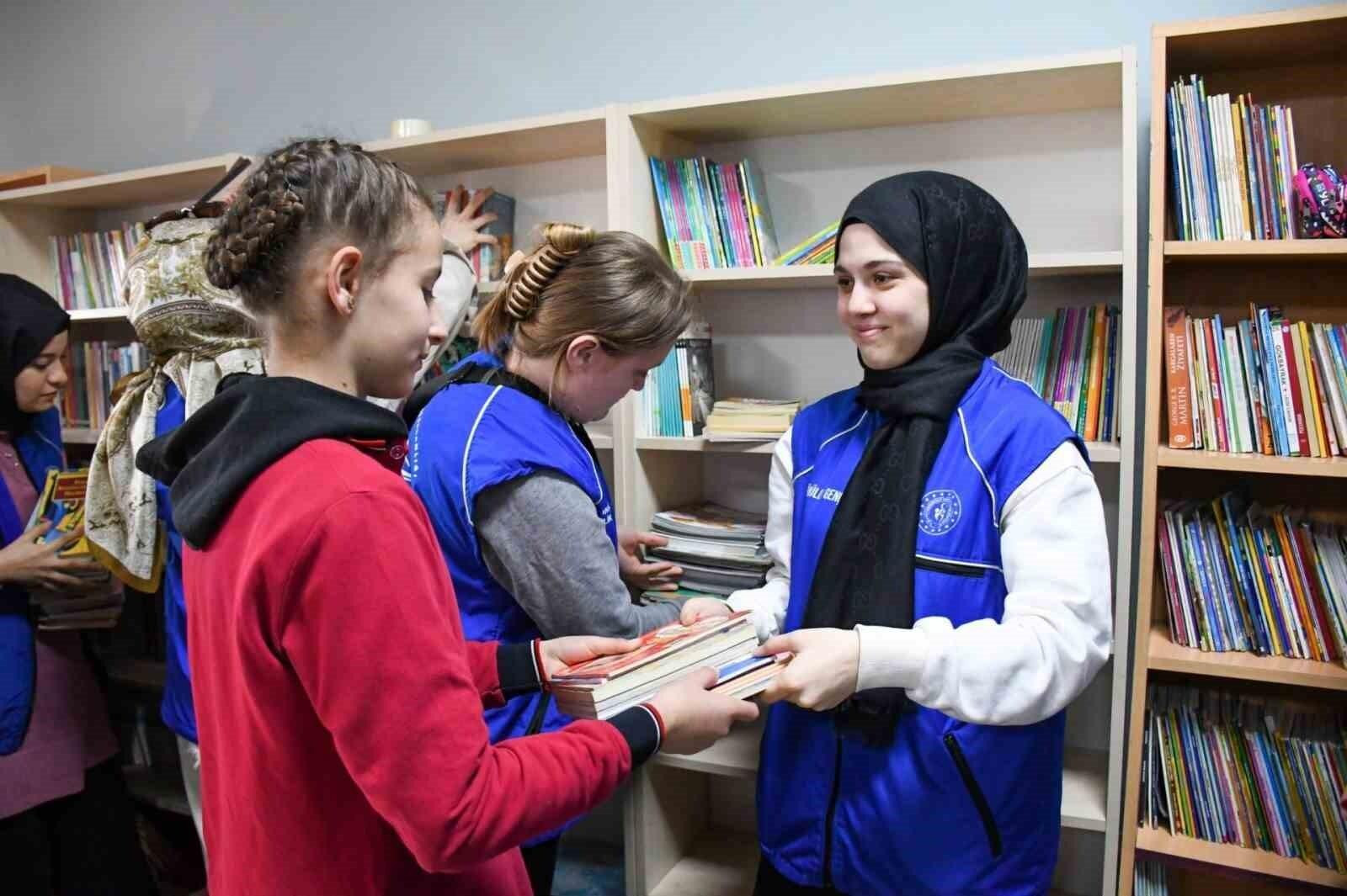 Balıkesir Gençlik Merkezi ‘Kitabım Kitabın Olsun’ Projesiyle Türkiye’de Okullara Kütüphane Kuruyor