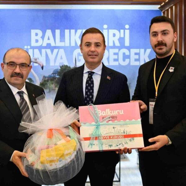 Balıkesir Valisi İsmail Ustaoğlu, Balıkesir Büyükşehir Belediyesi standında-1