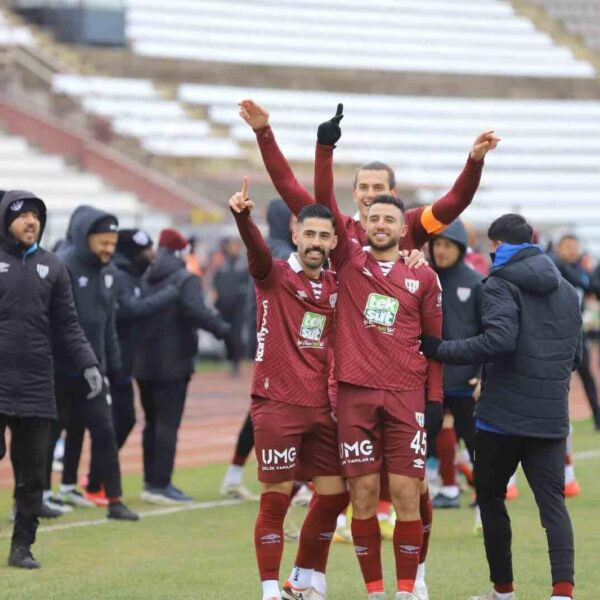 Bandırmaspor taraftarları tribünde coşkulu bir şekilde maç izliyor-3