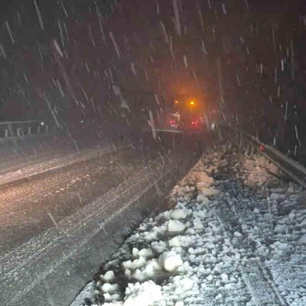 Bartın'da kar yağışı nedeniyle karla kaplanan yol-1