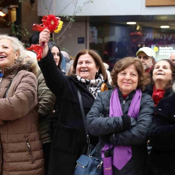 Başkan Yetişkin ve eşi Yeşim Yetişkin'in dans ediyorlar.-1