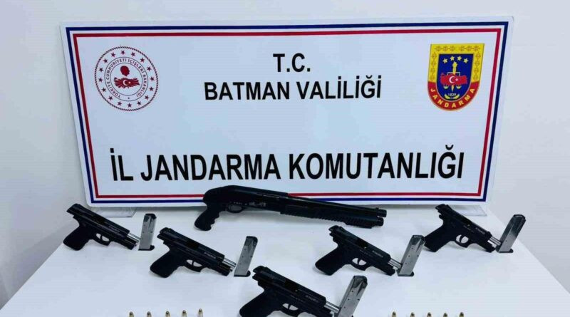 Batman'da Jandarma Operasyonu: 5 Tabanca, 10 Mermi ve 1 Av Tüfeği Ele Getirildi 1