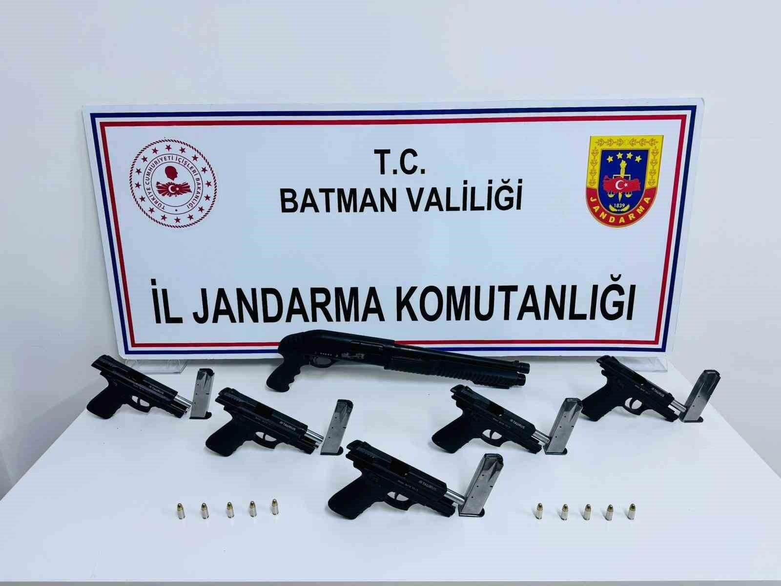 Batman’da Jandarma Operasyonu: 5 Tabanca, 10 Mermi ve 1 Av Tüfeği Ele Getirildi