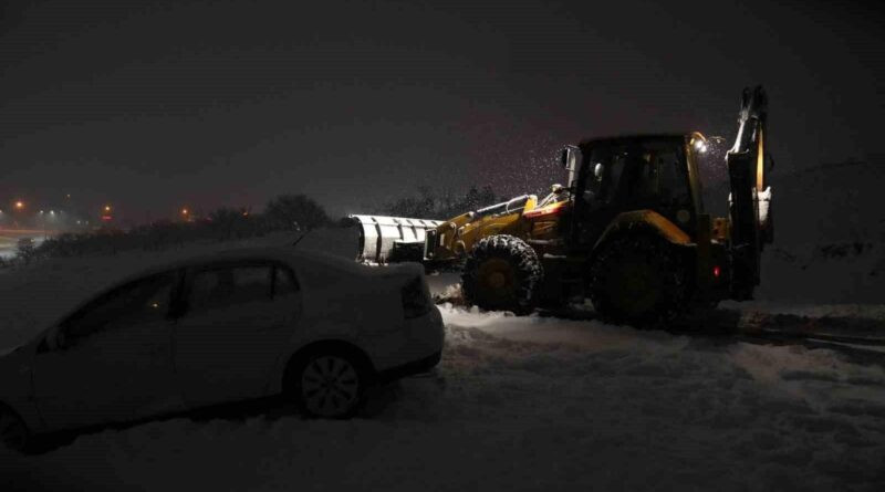 Battalgazi Belediyesi Ekipleri Çamurlu Mahallesi’nde Kara Saplanan Aracı Kurtardı 1