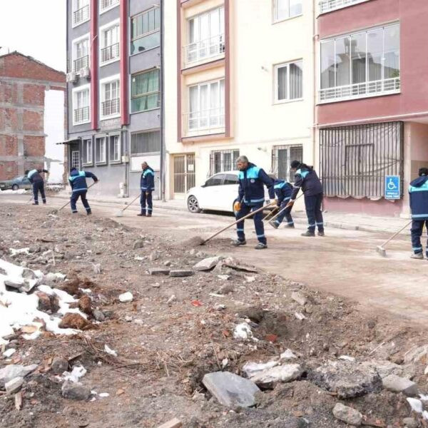 Battalgazi Belediyesi ekiplerinin moloz kaldırma ve çevre düzenleme çalışmaları yaptığı görüntü-3