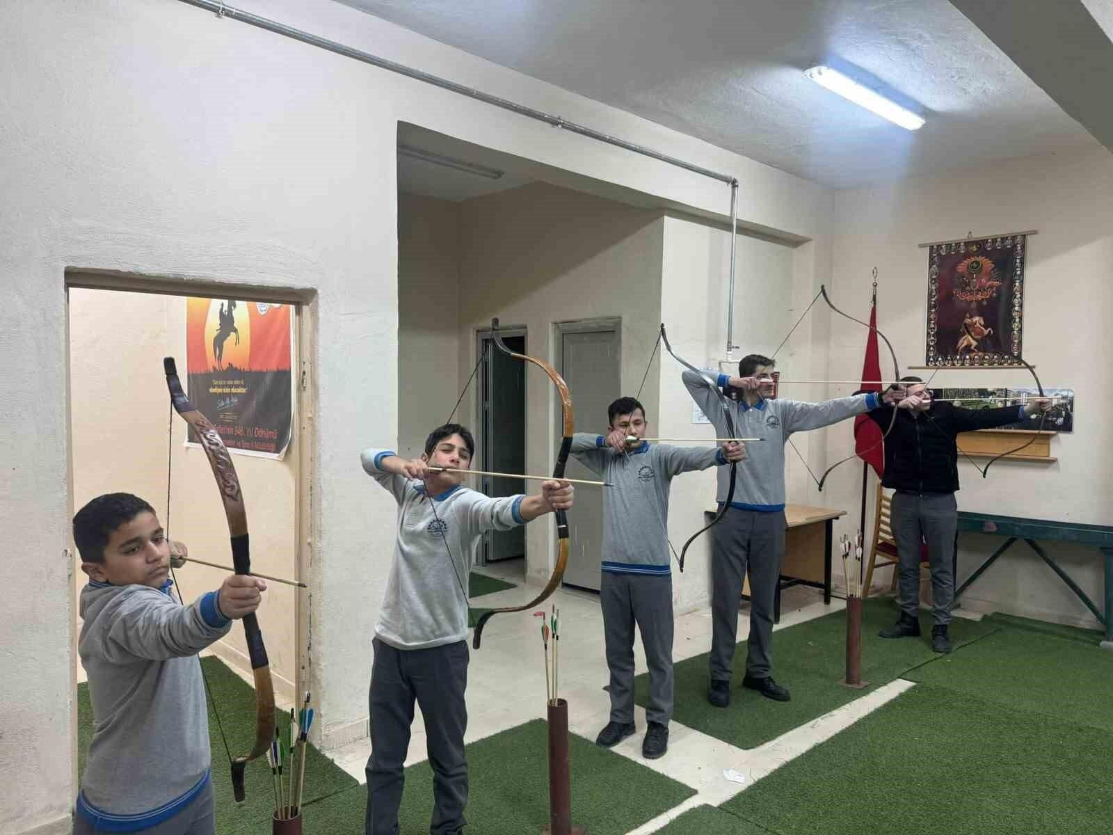 Bayburt Mesleki ve Anadolu Lisesi’nde Gençlik Merkezi Ok Atma Etkinliği