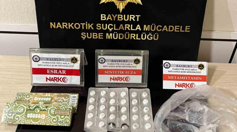 Bayburt'ta 2 Şüpheli Uyuşturucu Ele Geçiriliyor 1