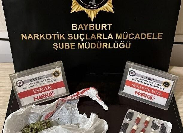 Bayburt'ta Polis Durduruşunda Esrar ve Sentetik Ecza Madde Ele geçirildi 1