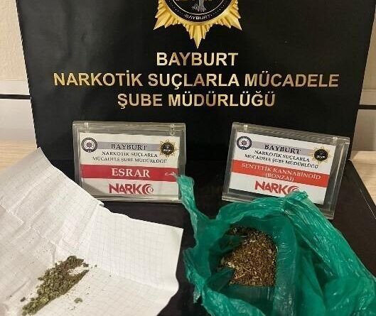 Bayburt'ta Polis Uyuşturucu Maddeyle Yakalanan 2 Şüpheliyi Tutukladı 1