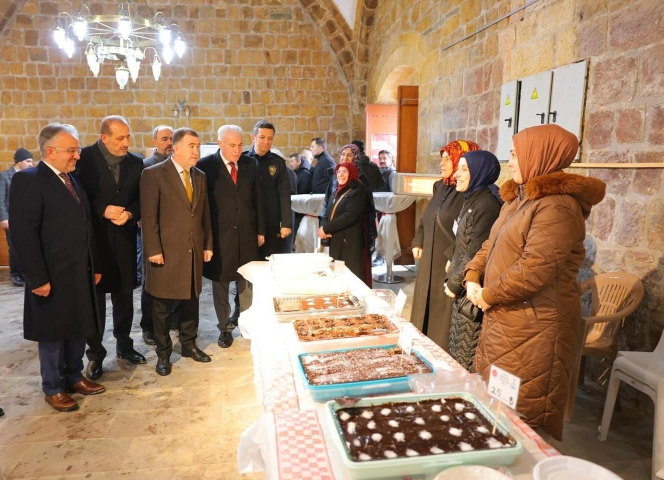 Bayburt Valisi Mustafa Eldivan’ın katılımıyla Tarihi Taşhan’da ‘Bir Tuğla da Senden Olsun’ Hayır Çarşısı Açıldı