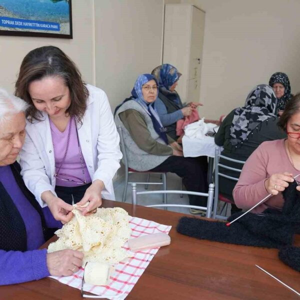 Belde Evinde örgü kursuna katılan kadınlar.-2