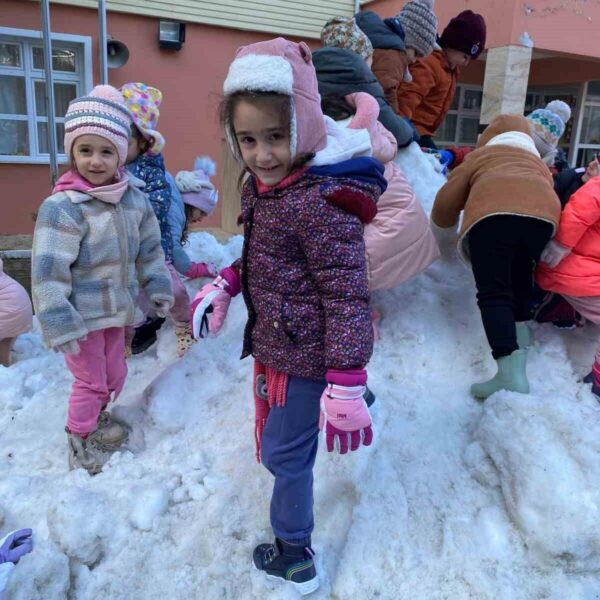 Belediye Başkanı kar kamyonu ile anaokulu bahçesine yol-1