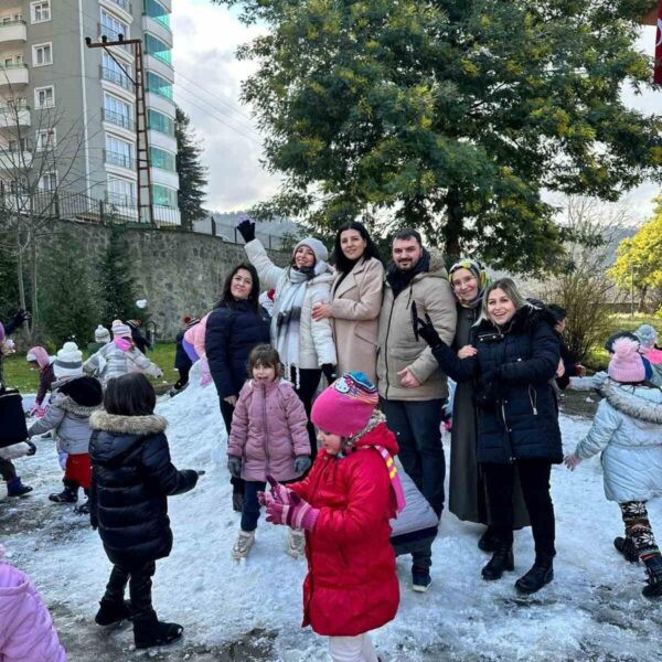 Belediye Başkanı kar kamyonu ile anaokulu bahçesine yol-3