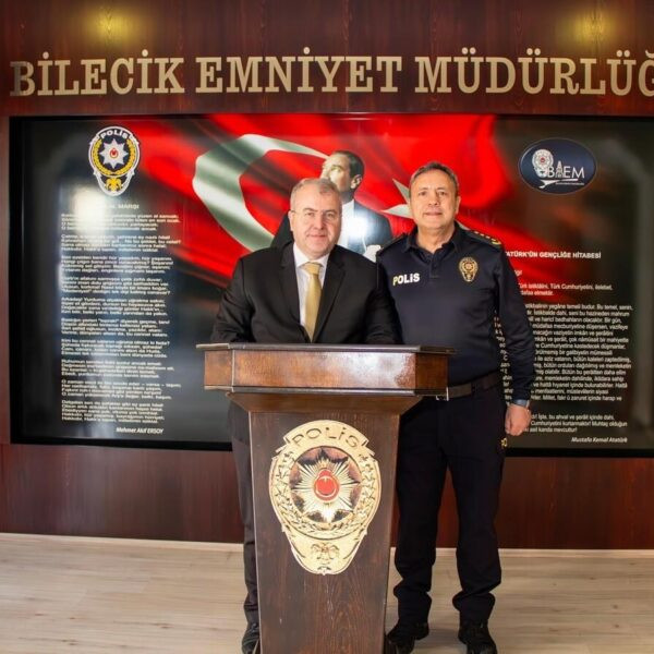 Bilecik Milletvekili Halil Eldemir ve beraberindeki heyetin İl Emniyet Müdürü Hakan Yılmaz'ı makamında ziyaret ettiği görseli.