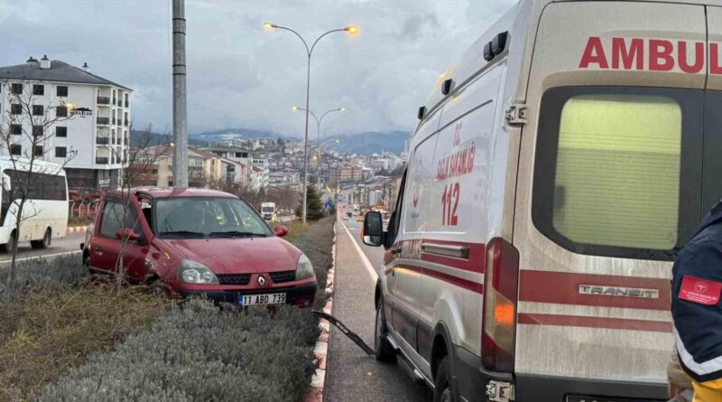 Bilecik'te Kontrolden Çıkan Otomobil Elektrik Direğine Çarpması 1