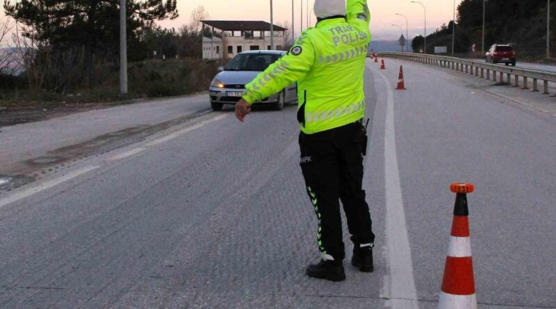 Bilecik'te Trafik Kontrolü: 101 Araç Trafikten Men Edildi 1