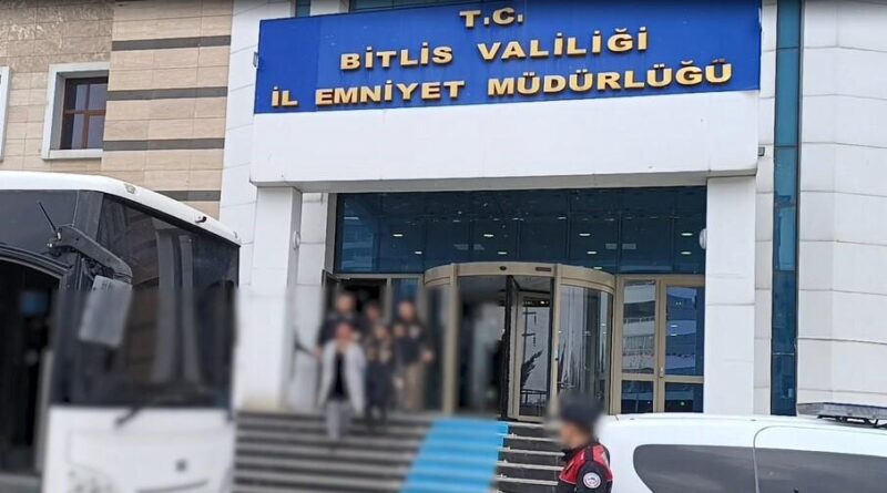 Bitlis Polisleri Bitlis'te Sahte Polis Olarak Dolandırıcılık Yapan 5 Şüpheliyi Tutukladı 4