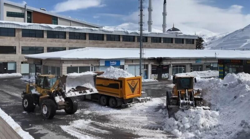 Bitlis'te Kar Yığınları Şehir Dışına Taşınıyor 1