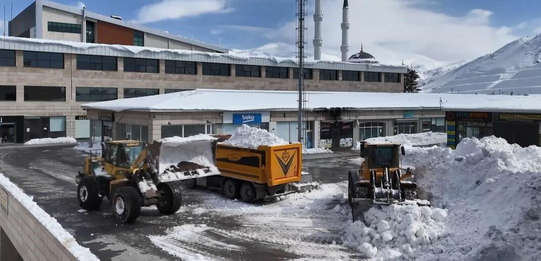 Bitlis’te Kar Yığınları Şehir Dışına Taşınıyor