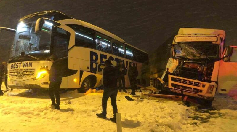 Bitlis'te Tır ile Otobüs Çarpışması Sonucu 2 Kişi Yaralandı 1