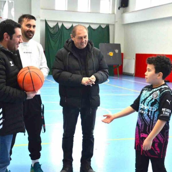 Bolu İl Gençlik Spor Müdürü Emrullah Güler'in öğrencilerle görüştüğü fotoğraf-1