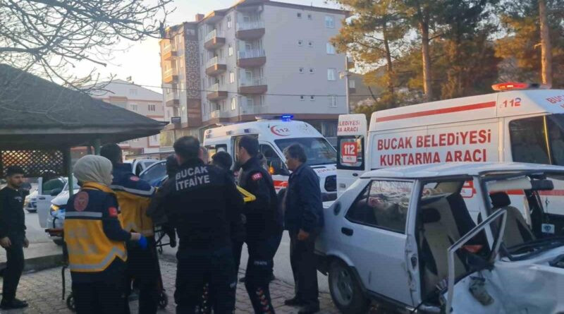 Burdur'un Bucak İlçesinde Minibüs ve Otomobil Kazasında 9 Kişi Yaralandı 1