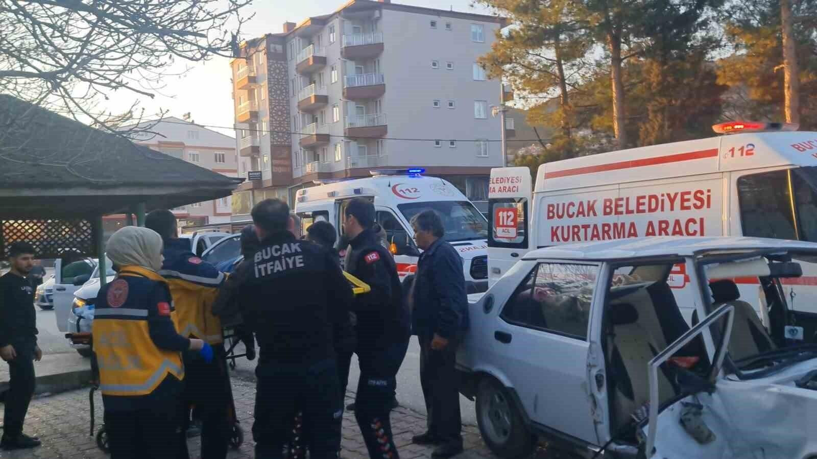 Burdur’un Bucak İlçesinde Minibüs ve Otomobil Kazasında 9 Kişi Yaralandı